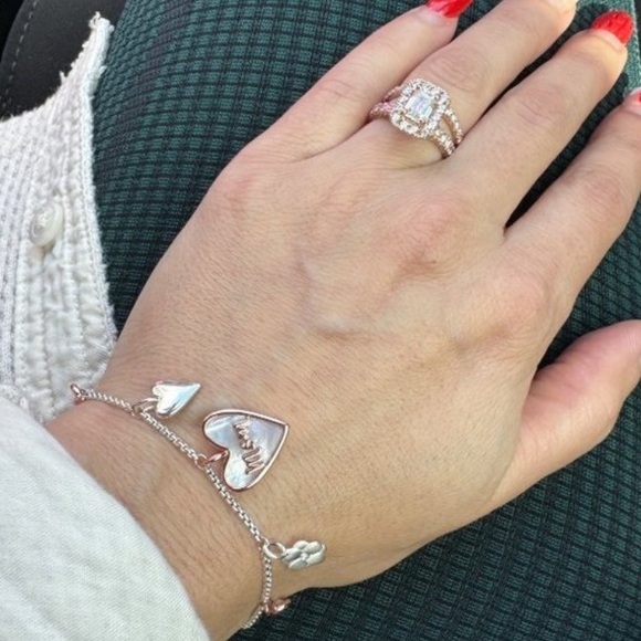 UNWRITTEN "Mom" Flower Heart Charm Bolo Bracelet in Gold-Tone MSRP $50 NWT - Picture 3 of 3